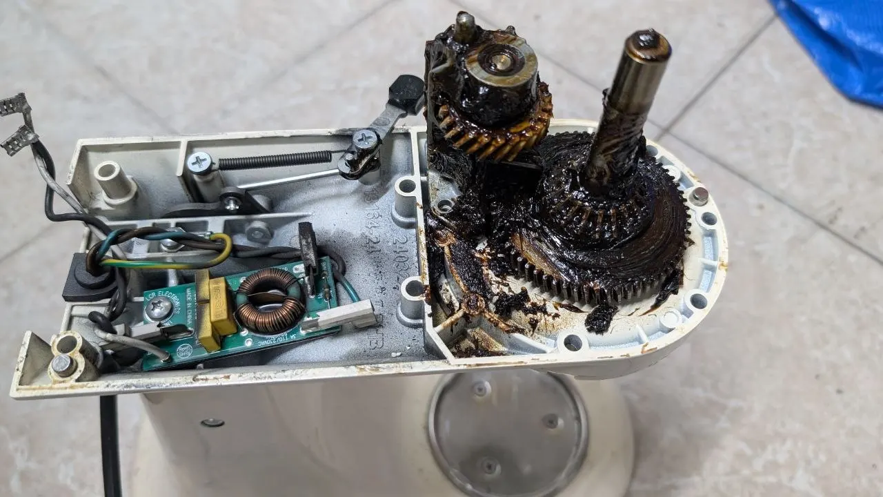 Spalona, zatarta przekładnia robota KitchenAid przed naprawą