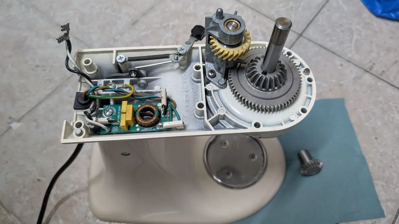 Oczyszczony mechanizm robota KitchenAid z nową przekładnią