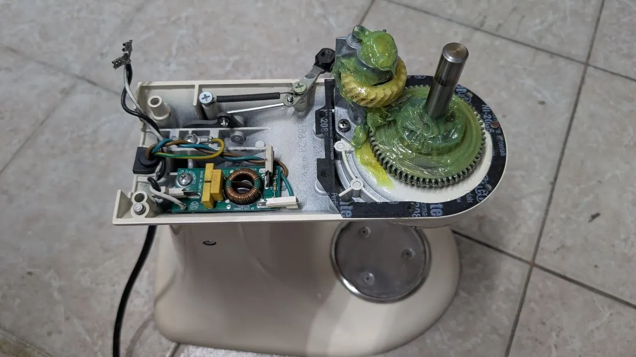 Świeży smar na przekładni KitchenAid, robot gotowy do pracy